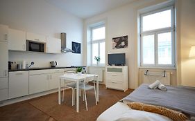 Nice Studio Close To Metro III